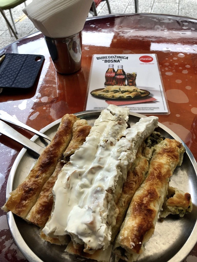 Saraybosna sokak kültürünün vazgeçilmezlerinden biri olan Buregdžinica Bosna, Balkan böreğini en geleneksel haliyle sunan samimi bir aile işletmesi.