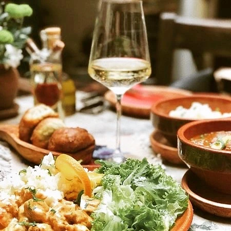 Başçarşı içinde yer alan Dveri, geleneksel Bosna mutfağını özenli sunumlarla yorumlayan sıcak bir restoran.