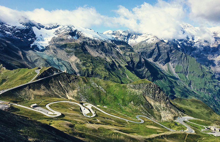 Grossglockner Dağı'nın eteklerinde kıvrılan, yemyeşil yamaçları ve karlı zirveleriyle çevrili, bisikletçiler için hem zorlayıcı hem de büyüleyici manzaralar sunan bu asfalt yol, dünyanın en iyi bisiklet rotalarından birini temsil ediyor.