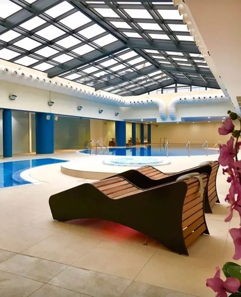 Hotel Mepas'ın Mostar'daki modern konforunu yansıtan bu geniş kapalı havuz alanında, cam tavanın altındaki pırıl pırıl mavi sular ve jakuzinin yanı başında yer alan şık ahşap şezlonglar, Bosna-Hersek gezisi sonrası keyifli bir dinlenme vaat ediyor.