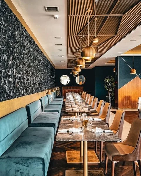 Bosna-Hersek gezilecek yerler arasında Saraybosna'nın çağdaş yüzünü yansıtan Swissôtel Sarajevo'nun modern ve lüks restoranı, turkuaz uzun banklar, kahverengi sandalyeler, mermer görünümlü masalar ve ahşap çıtalı tavanıyla zarif bir yemek alanı sunuyor.
