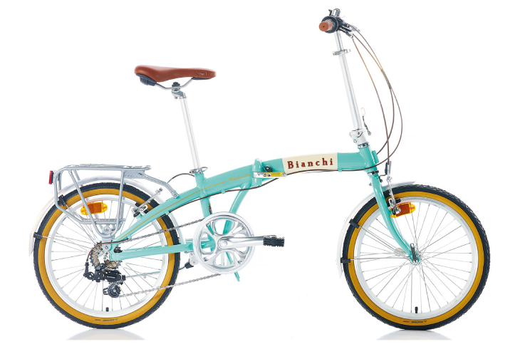 Açık turkuaz renkli, kahverengi sele ve gidon detaylarına, sarı yanaklı lastiklere sahip, arka bagajlı ve çamurluklu Bianchi Folding Vintage katlanır bisiklet, klasik tasarımıyla öne çıkarak şehir içi ulaşım ve farklı bisiklet modelleri arayanlara pratik bir çözüm sunuyor.