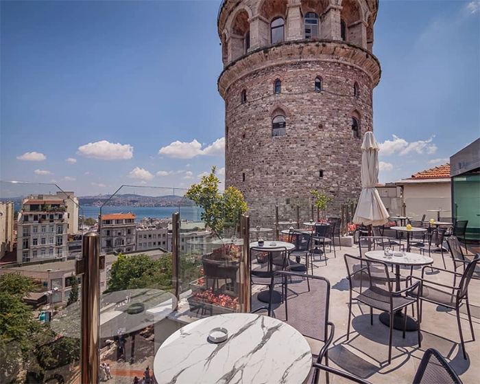 Firuzende Restaurant Galata Kulesine karşı oturma alanları