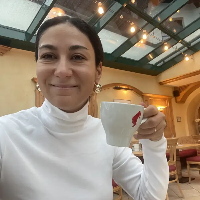 UNS Mag kurucusu İpek Özcan, İstanbul'un dışarıda verimli çalışmaya uygun en iyi çalışma mekânlarından birinde, üstü cam tavanlı, sıcak ambiyanslı bir kafede beyaz boğazlı kazağı ve büyük küpeleriyle kahvesini yudumlayarak, keyifli bir an paylaşıyor.