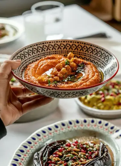 Kiva restoranında geleneksel sunum tabaklarında humus ve mezeler; Anadolu mutfağının zengin tatlarıyla sofrada buluşuyor