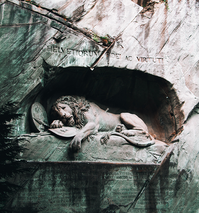 Luzern’de kayaya oyulmuş ünlü Aslan Anıtı (Lion Monument) – Fransız Devrimi’nde ölen İsviçreli muhafızların anısına yapılmış heykel
