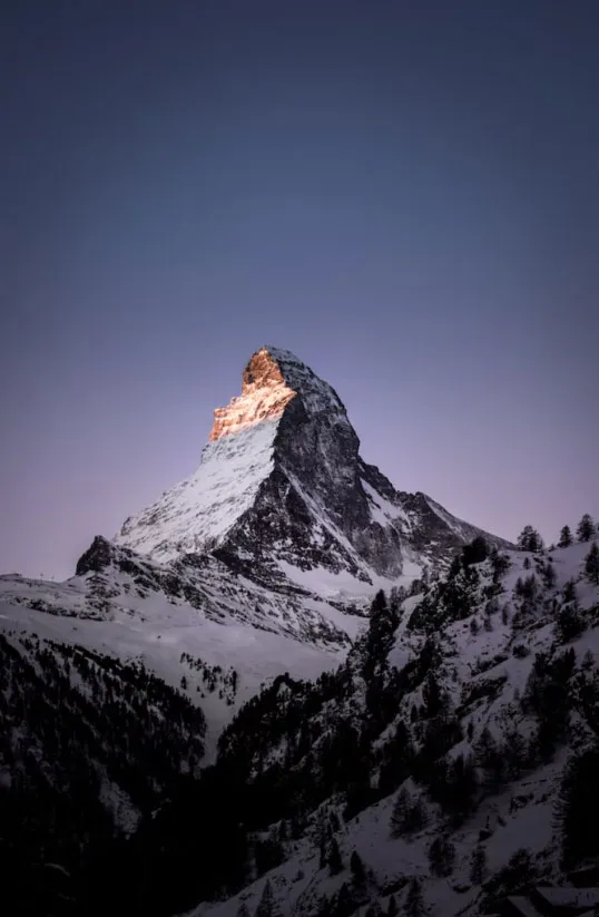 İsviçre’nin Zermatt kasabası yakınındaki Matterhorn Dağı, gün batımında karla kaplı zirvesiyle büyüleyici bir manzara sunuyor