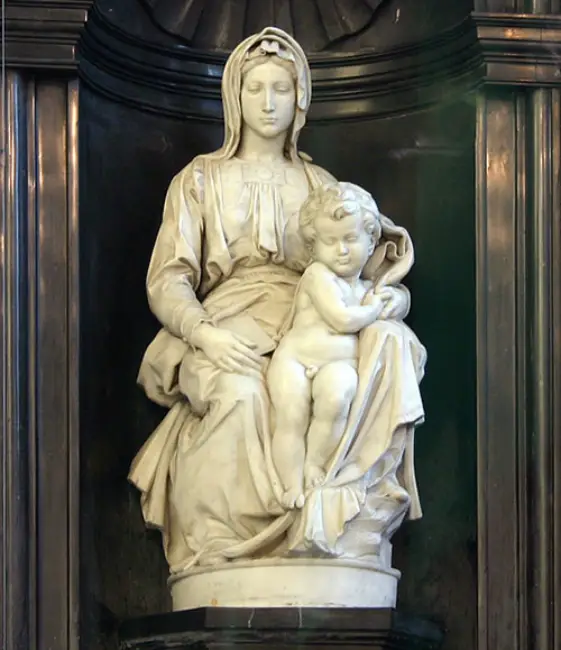 Michelangelo'nun en önemli eserlerinden biri olan ve Bruges Madonnası olarak bilinen bu mermer heykel, giysileri zarifçe dökümlü Meryem Ana'nın kucağında oturan çıplak Çocuk İsa'yı detaylı bir şekilde gözler önüne seriyor.