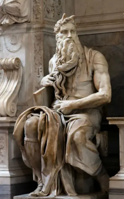 Ünlü heykeltıraş Michelangelo Buonarroti'nin en önemli eserlerinden biri olan bu detaylı mermer heykel, uzun ve kıvrımlı sakalları, başında iki boynuzuyla tasvir edilen Musa'yı, sağ kolunun altında bir tablet tutarken ve sol eliyle sakalını okşarken oturur vaziyette gösteriyor.