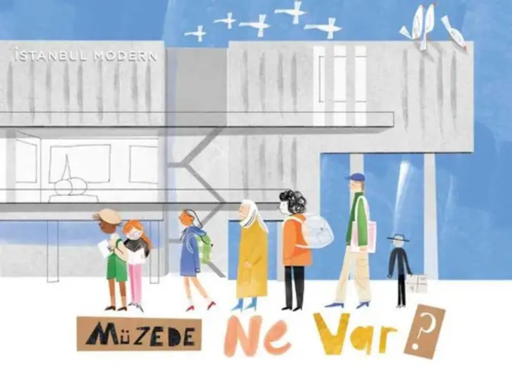 Renkli bir illüstrasyonda, çeşitli yaş gruplarından çocuklar ve yetişkinler, gökyüzünde martı benzeri figürlerin uçtuğu modern İstanbul Modern müzesi binasına doğru ilerliyor, ön planda Müzede Ne Var? yazılı bir çocuk kitabı başlığı, keyifli bir müze keşfini temsil ediyor.