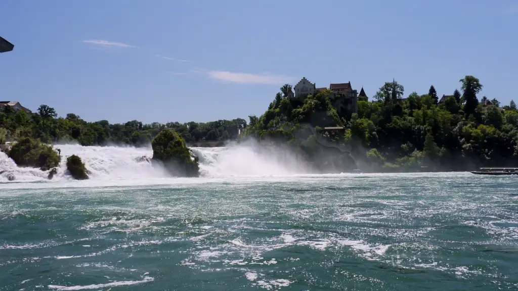 İsviçre’nin Schaffhausen kantonunda yer alan Ren Şelalesi (Rhine Falls) – Avrupa’nın en büyük şelalesinin görkemli manzarası