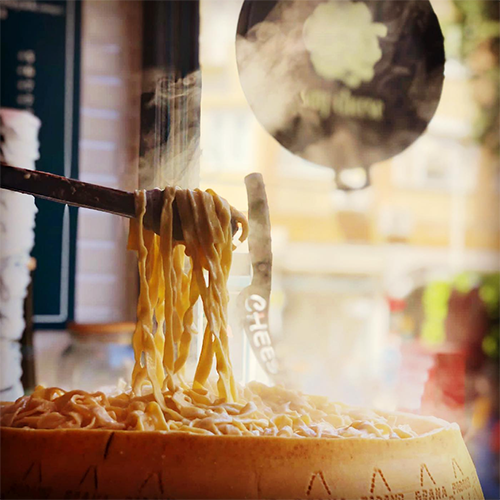 Say Cheese Moda’da parmesan tekerinde taze makarna hazırlanışı.