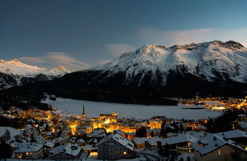 İsviçre’nin Engadin Vadisi’nde yer alan St. Moritz kasabası, kış gecesinde ışıl ışıl otelleri ve karla kaplı dağ manzarasıyla büyüleyici bir atmosfer sunuyor