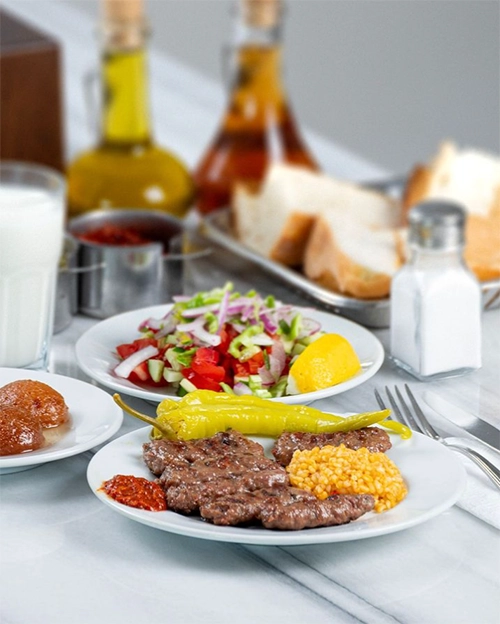 Tarihi Sultanahmet Köftecisi, meşhur köfte tabağı ve salatası