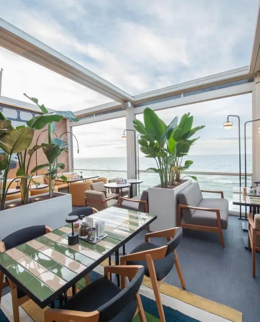 Deniz manzaralı geniş cam pencerelere sahip, modern ve ferah Vakkorama Cafe'nin iç mekânı, yeşil-bej karolu masaları, konforlu oturma grupları ve canlı bitkileriyle İstanbul'un en iyi çalışma mekânlarından biri olarak stil sahibi ve ilham veren bir alternatif sunuyor.