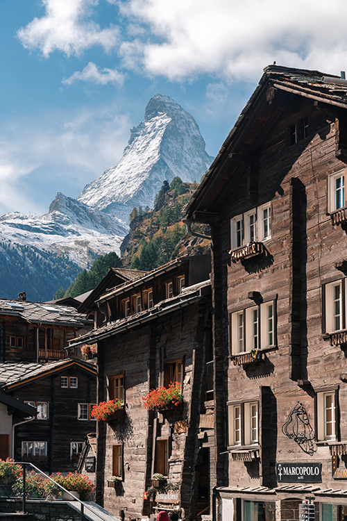 Zermatt’ta ahşap Alp evleri ve arka planda karlı Matterhorn Dağı – İsviçre Alpleri’nde masalsı manzara