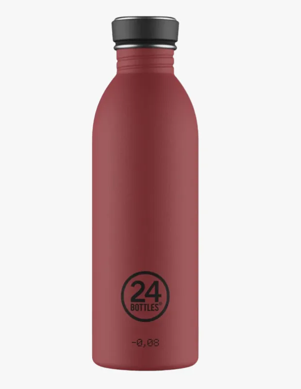 24Bottles Urban Bottle kırmızı matara, mat yüzeyli paslanmaz çelik tasarım ve siyah kapak detaylı, sade arka plan üzerinde.