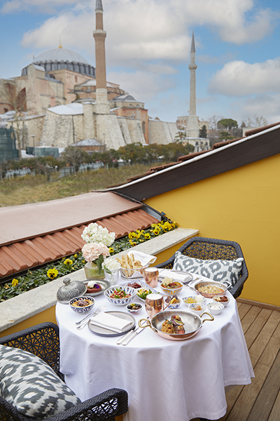 Avlu Restaurant’ta, Executive Chef Özgür Üstün ve ekibinin hazırladığı iftar menüsünde çorbanın ardından, odun fırınında yapılan lahmacun, içli köfte, Kayseri mantısı ve tereyağlı pirinç pilavı gibi lezzetler paylaşımlı sunuluyor.