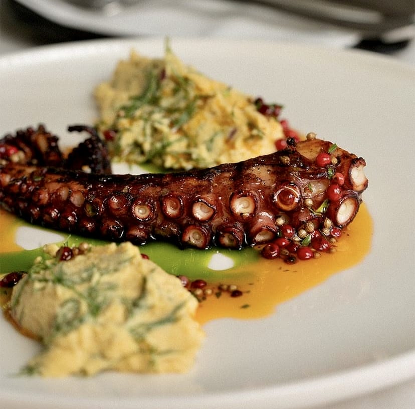 2026 Çeşme & Alaçatı Restoran Rehberi: Michelin Yıldızlılardan Gizli Bahçelere En İyi Adresler
