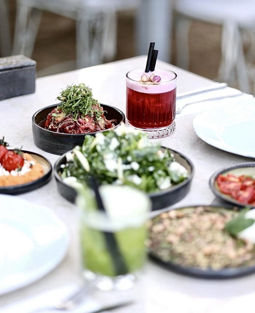 2026 Çeşme & Alaçatı Restoran Rehberi: Michelin Yıldızlılardan Gizli Bahçelere En İyi Adresler