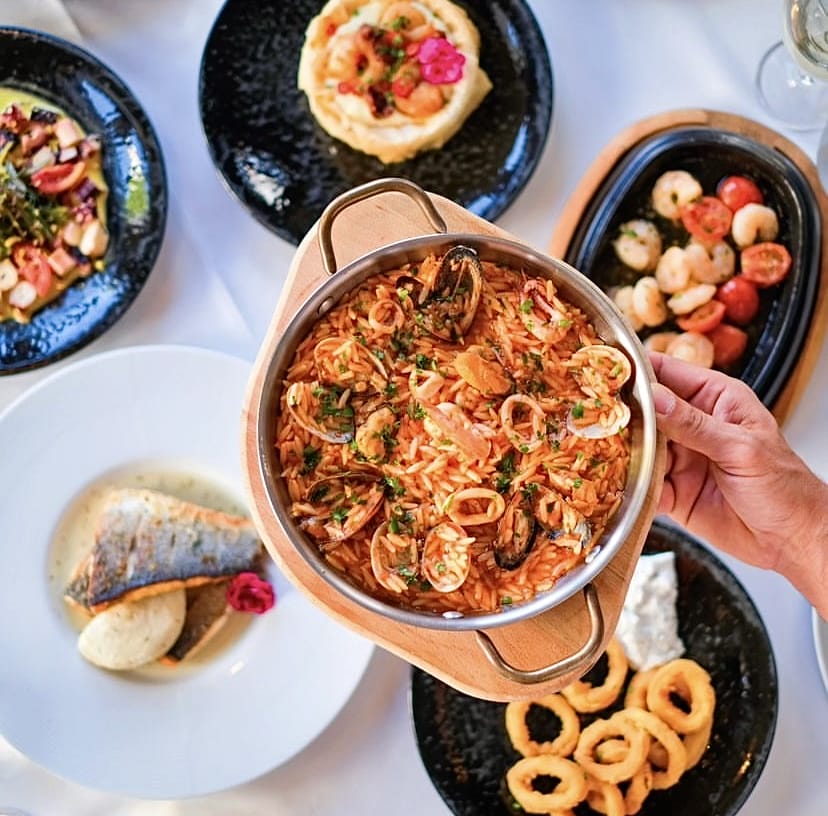2026 Çeşme & Alaçatı Restoran Rehberi: Michelin Yıldızlılardan Gizli Bahçelere En İyi Adresler