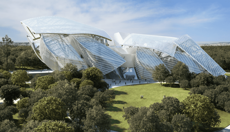 Frank Gehry tarafından tasarlanan, yelkenleri andıran cam panelleriyle dikkat çeken Fondation Louis Vuitton, yemyeşil ağaçlarla çevrili geniş bir alanda konumlanmış modern bir sanat merkezi olarak, Paris gezinizde kesinlikle görmeniz gereken eşsiz mimarisiyle öne çıkıyor.