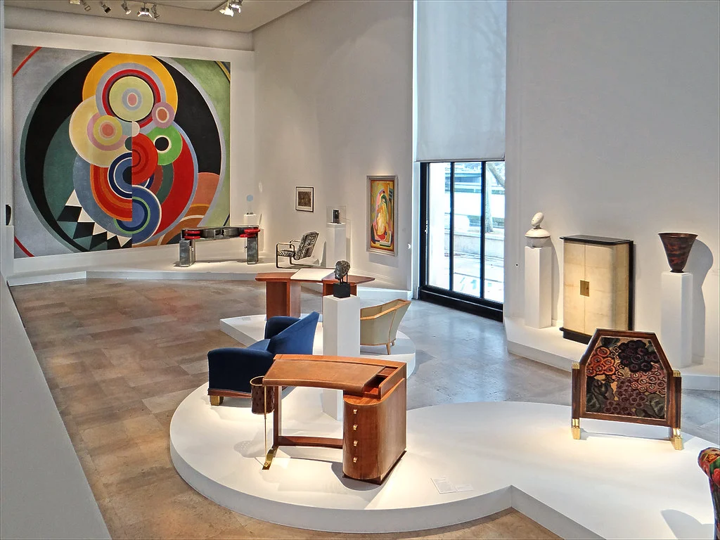 Paris Modern Sanat Müzesi'nin ferah ve aydınlık salonunda, geniş beyaz duvarlar üzerinde asılı duran çarpıcı soyut ve rengarenk tabloları dikkatle inceleyen ziyaretçiler, çağdaş sanatın bu önemli mekanındaki atmosferi deneyimliyor.