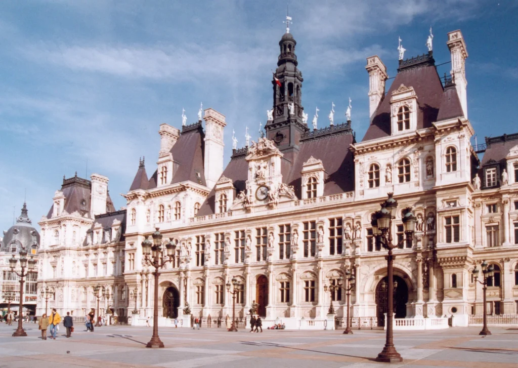 Paris’in merkezindeki tarihi Hôtel de Ville, rönesans esintili detayları, heykellerle bezeli görkemli beyaz cephesi ve sivri çatılarıyla adeta bir film sahnesinden fırlamış gibi dururken, önündeki geniş meydanda güneşli bir günde dolaşan ziyaretçiler Paris Gezi Rehberi'nin önemli duraklarından birini keşfediyor.