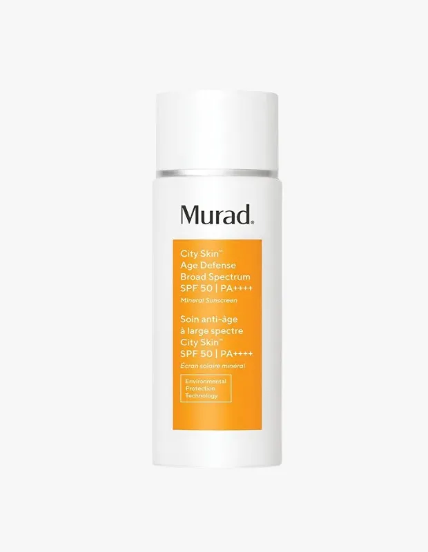 Murad City Skin Age Defense Broad Spectrum SPF 50 PA++++, anti-aging etkili mineral güneş koruyucu; beyaz şişe ve turuncu etiket tasarımıyla sade arka plan üzerinde.