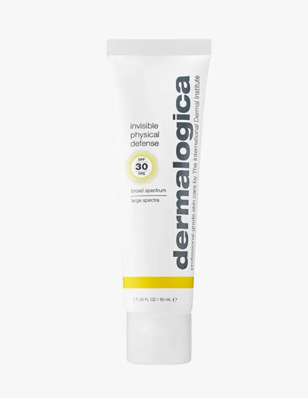 Dermalogica Invisible Physical Defense SPF 30, broad spectrum koruma sağlayan mineral güneş kremi; beyaz tüp ambalaj ve sarı bant detaylı tasarım, sade arka plan üzerinde.