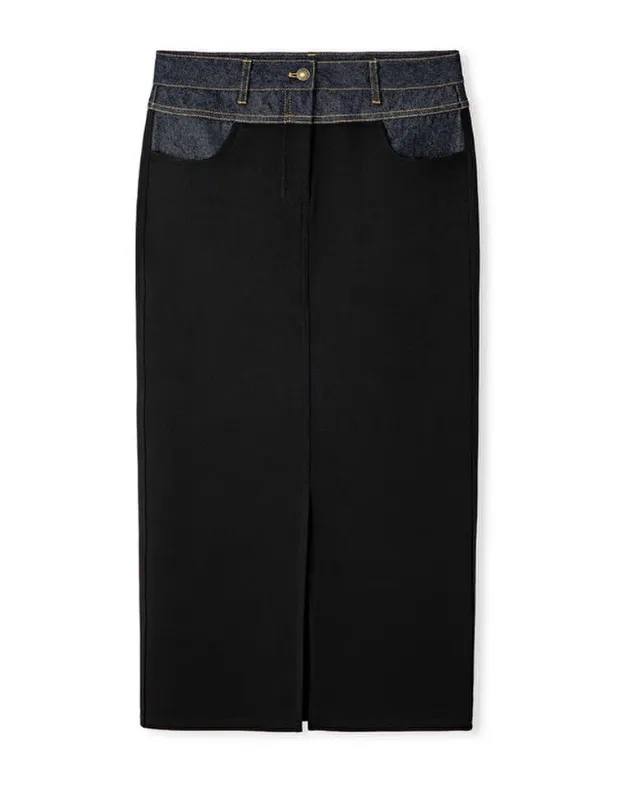 Siyah kalem etek, üst kısmı denim detaylı ve yüksek bel tasarımlı kadın eteği sade arka plan üzerinde.
