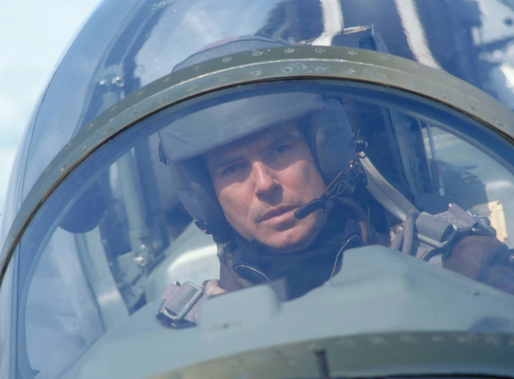 James Bond filmlerinin aksiyon dolu sahnelerinden birinde, pilot kaskı ve uçuş tulumu giymiş, kararlı bir ifadeyle uçağının kokpitinden bakan James Bond karakteri, 007'nin en heyecan verici casusluk maceralarından birine hazırlandığını gösteriyor.
