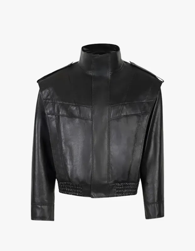 Siyah oversize unisex deri ceket, yüksek yakalı ve elastik bel detaylı modern tasarım, sade arka plan üzerinde.