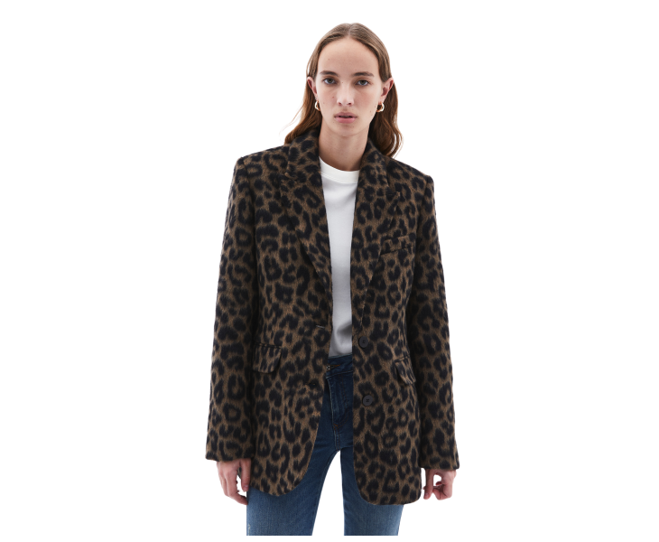 Gardırobun en cesur parçalarından leopar desenini gündelik stille birleştirerek şıklığı yakalayan genç bir model, beyaz tişört ve kot pantolon üzerine giydiği kahverengi leopar desenli blazer ceketiyle kombin önerileri sunuyor.