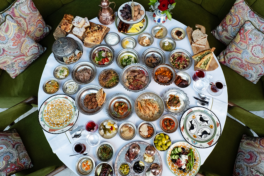 Maraş Cevizli Bohçası, Kişnişli Hatay Halhalı Zeytini, Erciyes ayazında kurutulmuş fermente pastırma, İslenmiş Tuzlu Keçi Yoğurdu, Tarhun ve Lebeniye çorbaları, Firik Cacığı, Vişneli Yaprak Sarma, Humus-u Ala, organik yumurta ve organik tereyağlı siyez unlu Ramazan Pidesi, Erken Dönem İslam Mutfağından Arpa Ekmeği ve Hurmalı Buğday Ekmeği gibi özel seçenekler sunuluyor. Ana yemekler arasındaysa Tarçınlı Halep Lahmacunu, Kilis Semseği, Kuru Sebze Dolması, döner, Etli Patlıcan Sarma, Muska Sarma gibi tatlar misafirlere ulaşıyor.