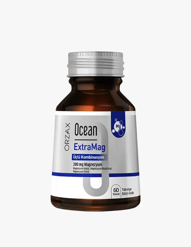 Orzax Ocean ExtraMag üçlü magnezyum kombinasyonu 200 mg, 60 tabletlik takviye edici gıda; amber cam şişe ve mavi-beyaz etiket tasarımıyla sade arka plan üzerinde.
