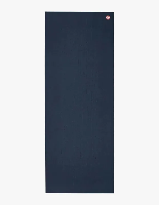 Midnight tonunda 6 mm kalınlığında yoga matı, düz ve minimalist tasarım, sade arka plan üzerinde.