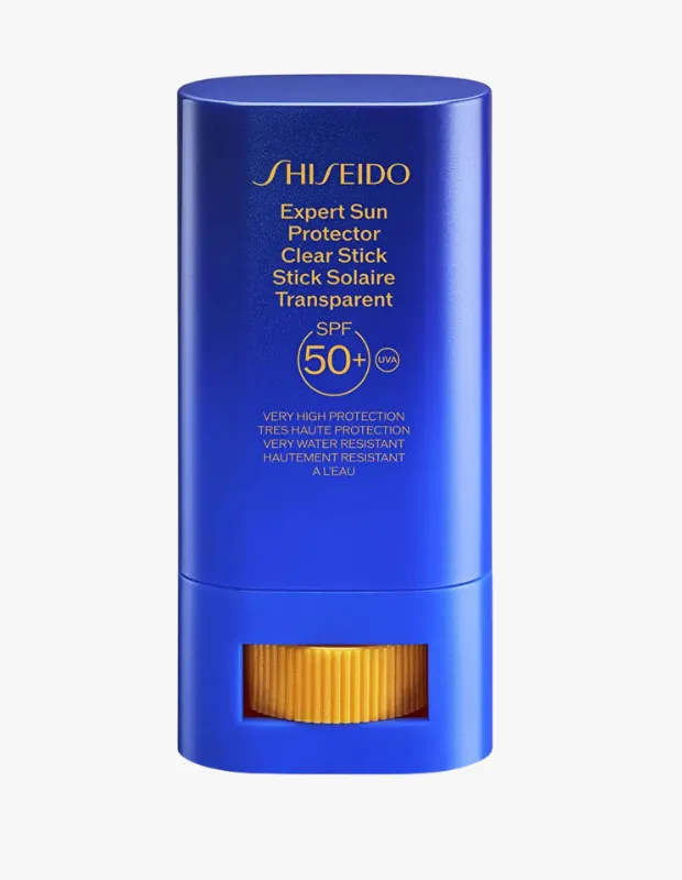 Shiseido Expert Sun Protector Clear Stick SPF 50+, mavi ambalajlı şeffaf güneş koruyucu stick; suya dayanıklı ve yüksek koruma sağlayan tasarım, sade arka plan üzerinde.