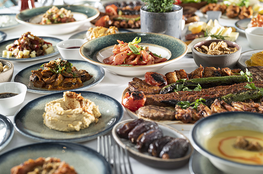 Özenle seçilmiş iftariyeliklerle başlayan, çorba ve şefin yorumladığı meze seçkileriyle devam eden, paylaşım odaklı ana yemeklerle zenginleşen bir akış sunacak. Ramazan sofralarının vazgeçilmezi klasik tatlılar da menüde yer alıyor.