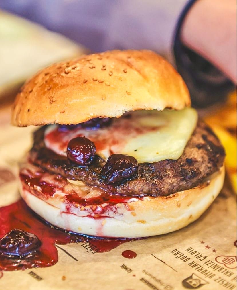 Big Baker – vişneli ve peynirli özel burger sunumu Ankara