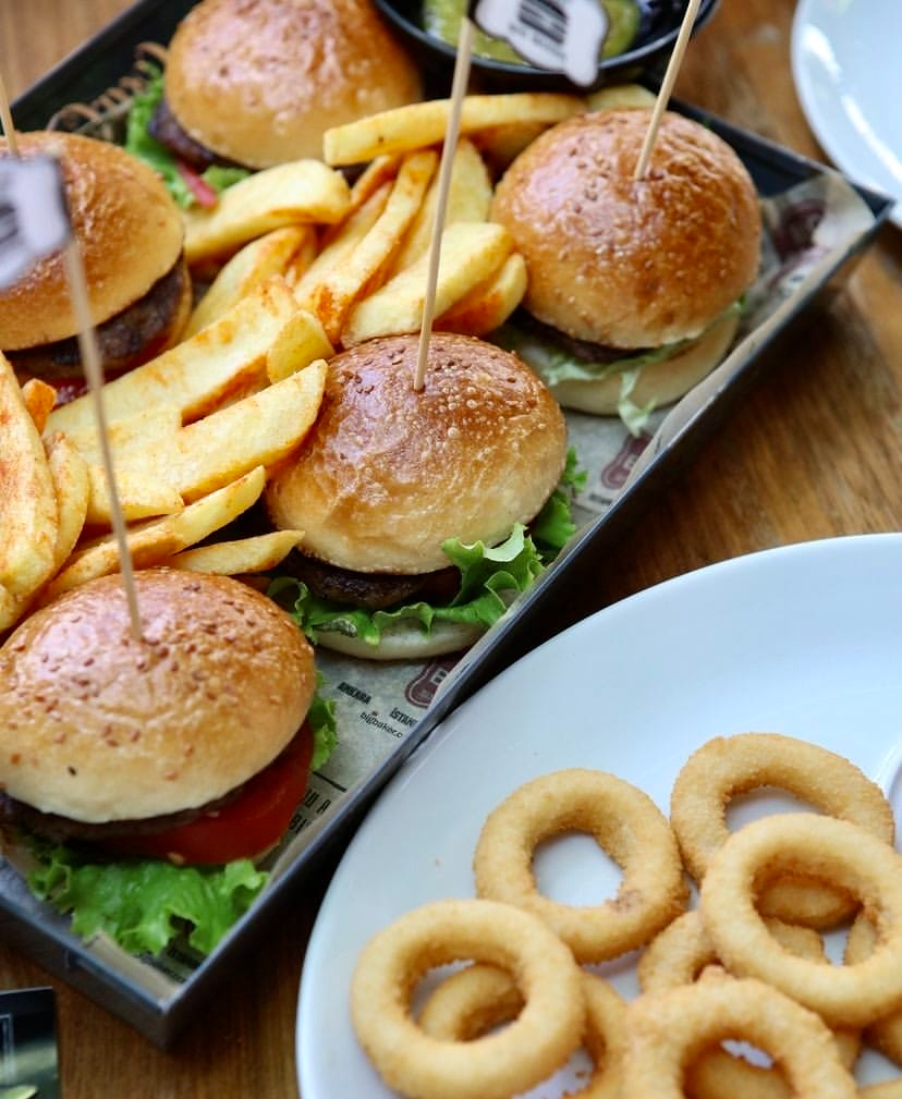 Big Baker Ankara – mini burger ve soğan halkası tabağı