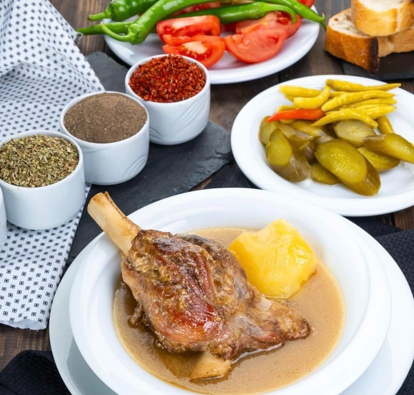Bolu Akın Lokantası’nda kuzu incik yemeği, turşu ve baharatlar eşliğinde