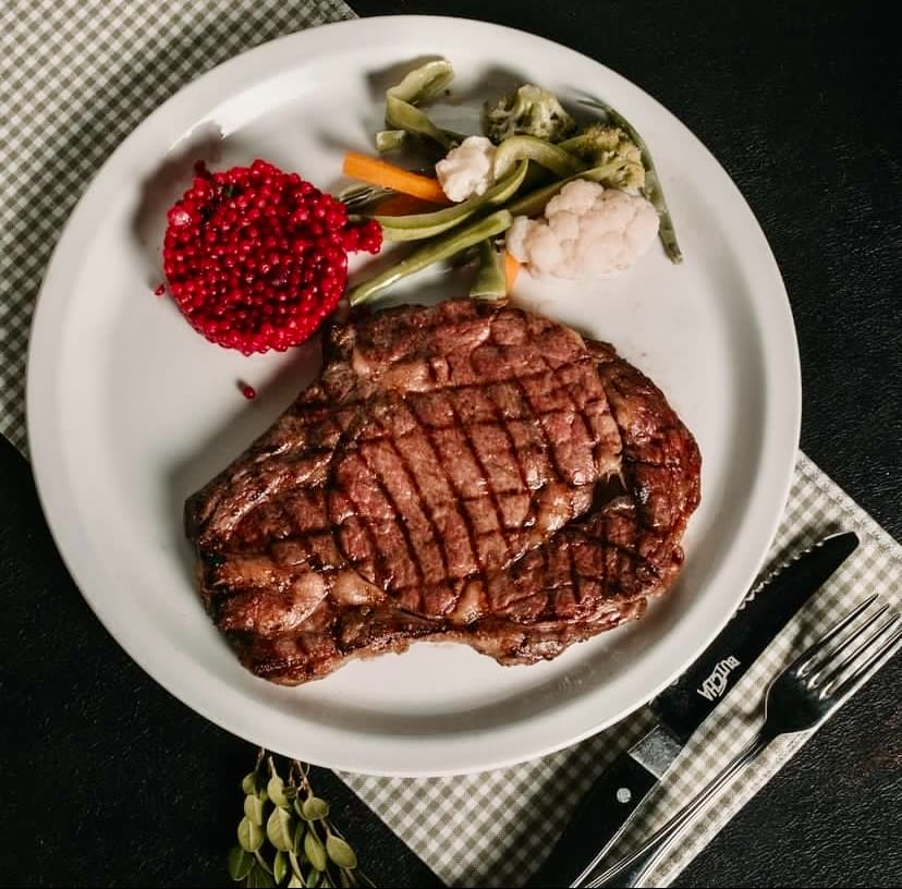 Butcha Steakhouse – odun ateşinde pişmiş dana steak sunumu Ankara
