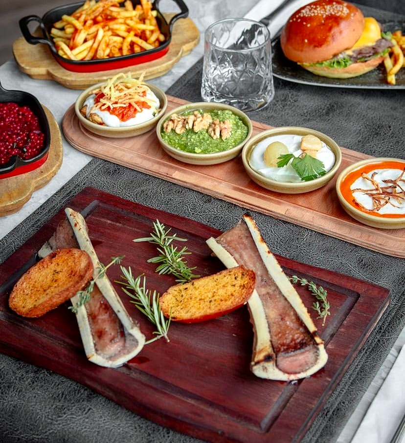 Butcha Steakhouse Ankara – kemik iliği ve garnitürlü et tabağı