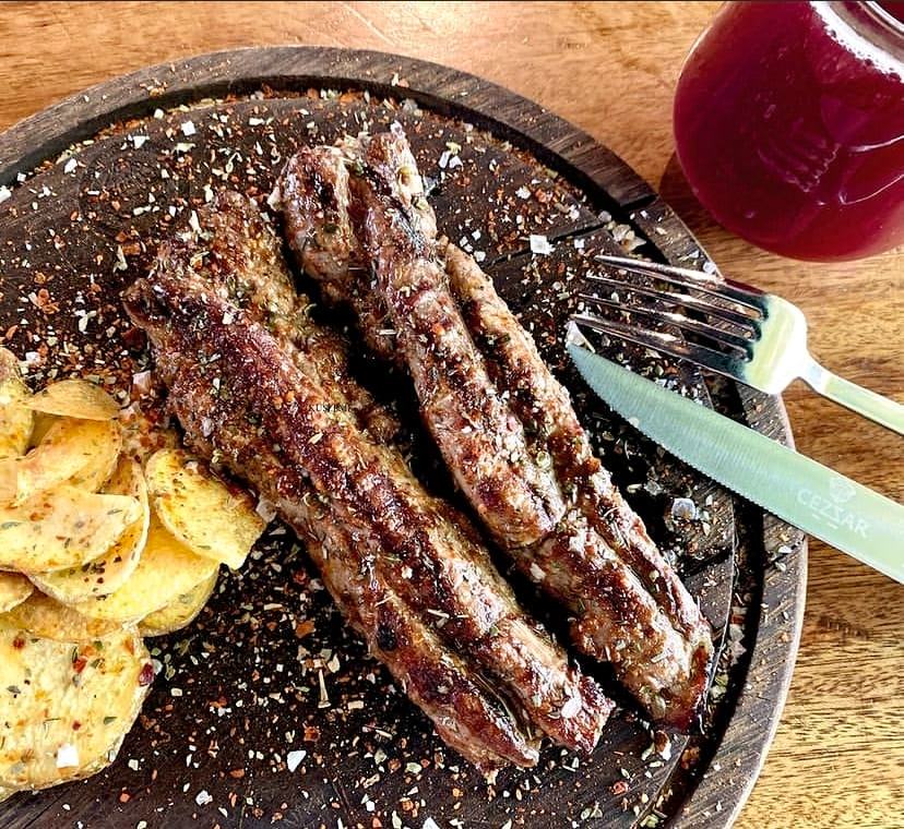 Cezzar Steakhouse Ankara – özel soslarla hazırlanmış ızgara kebap tabağı