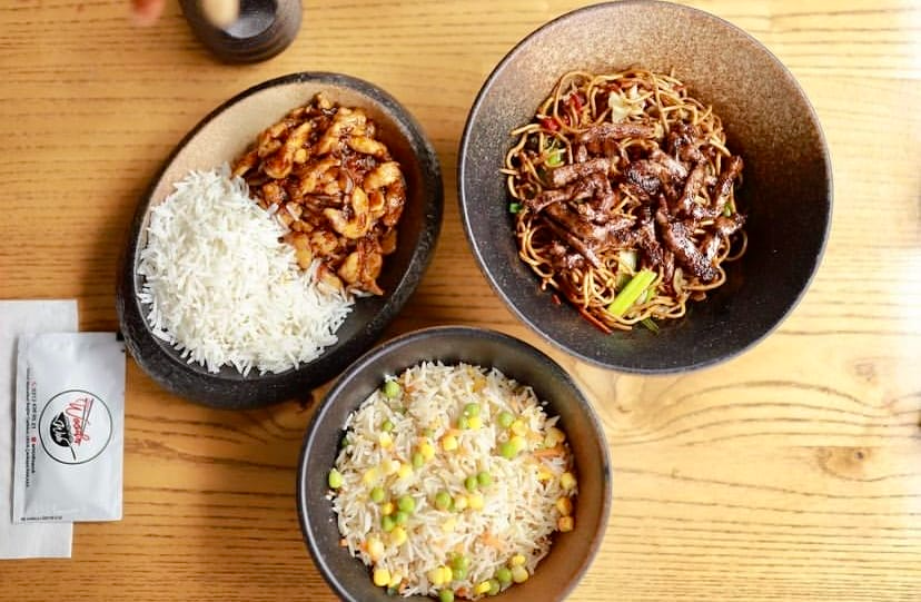 Pilav, tavuk ve sebze tabakları, Chinese Wood’n Wok Ankara.