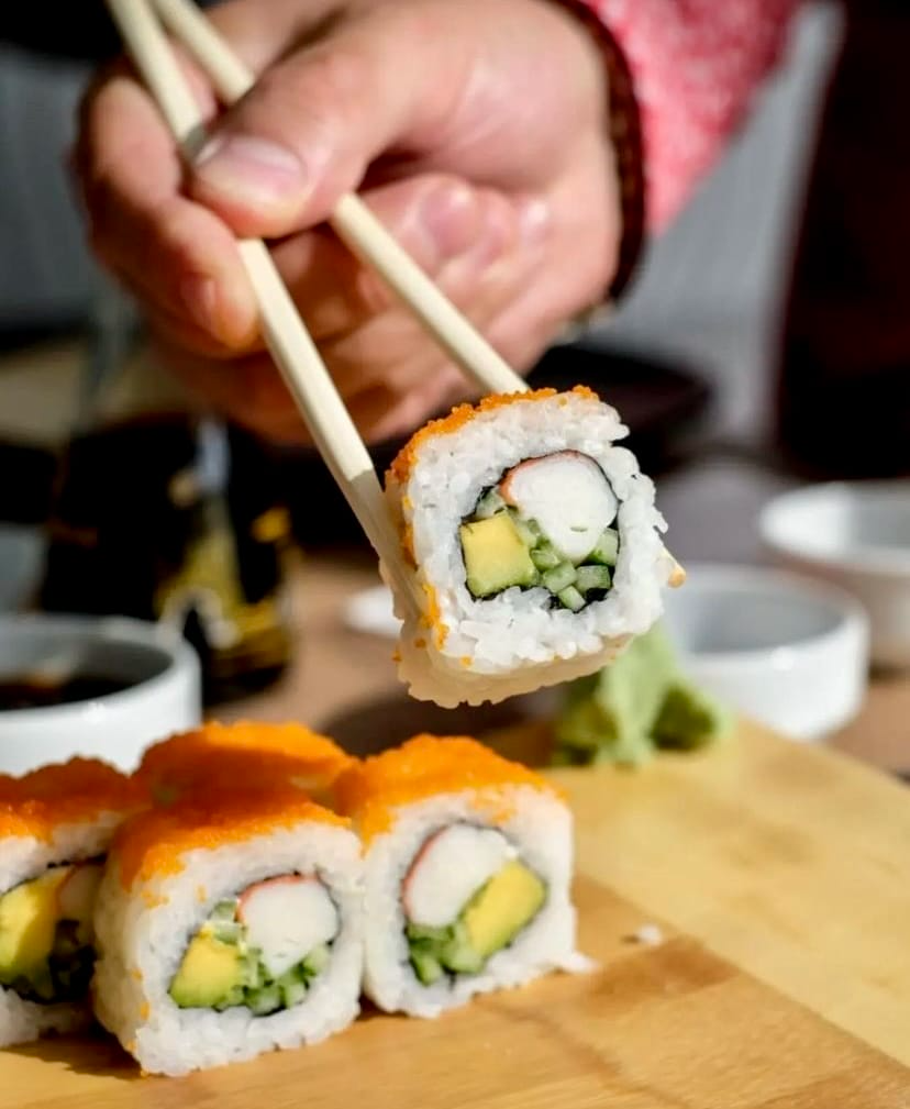 Sushi tabağından alınan renkli sushi dilimi, Ankara Çin Seddi Restaurant.