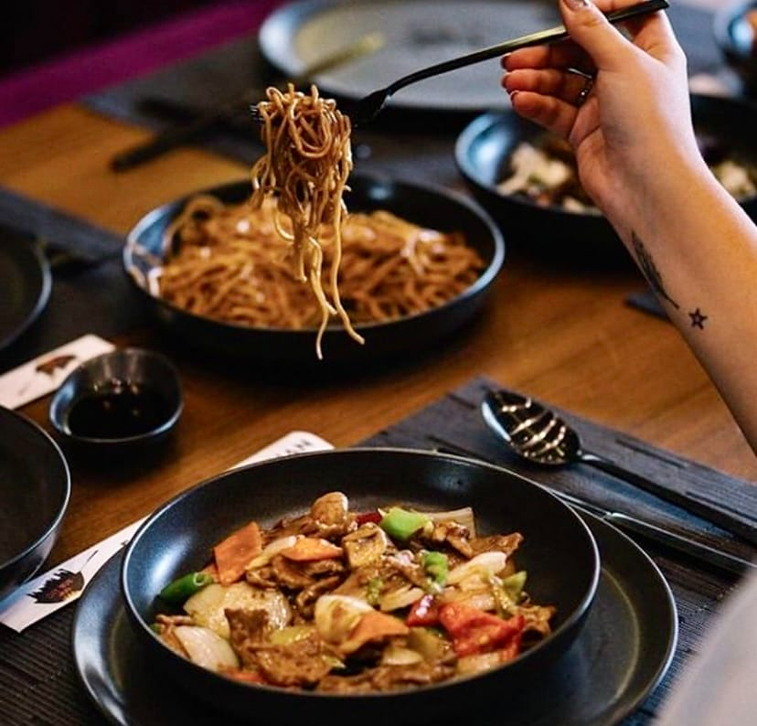 Sebzelerle servis edilen noodle tabağı, City Wok Ankara.
