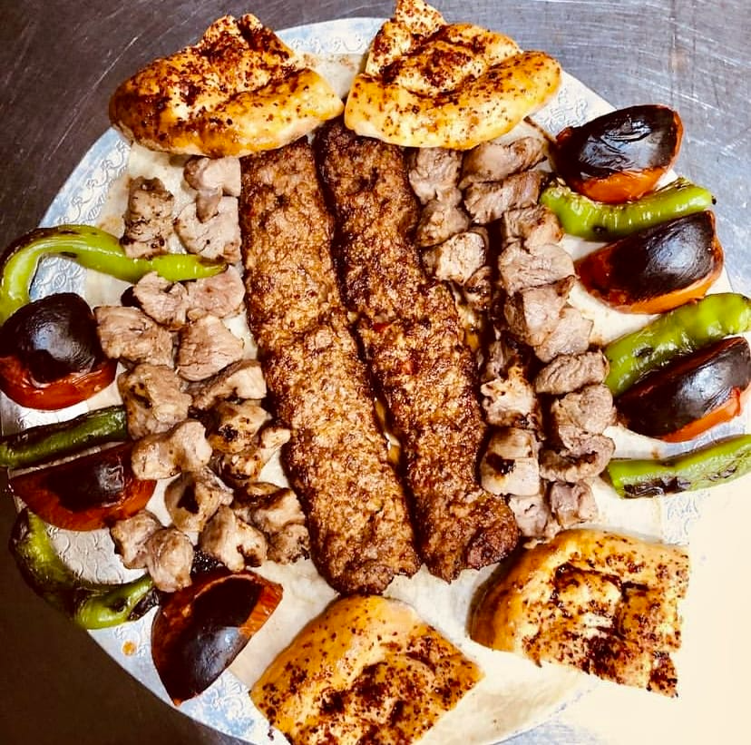 Çukurağa Sofrası’nın karışık kebap tabağı, Adana kebap ve şiş çeşitleriyle