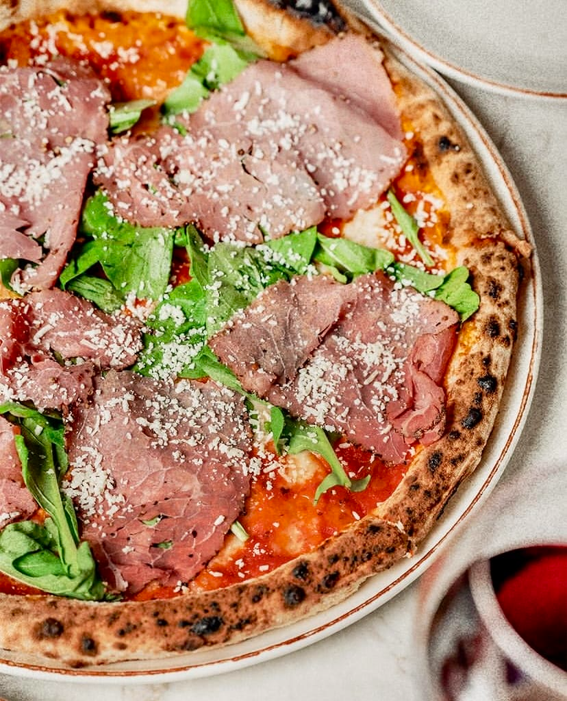 Double Zero Pizzeria Ankara – ekşi mayalı pizza üzerinde roka ve parmesan